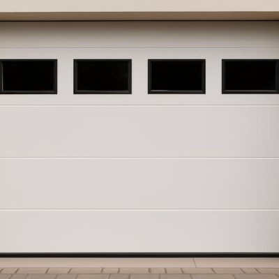 Puerta de garaje automática blanca con ventanas instalada en vivienda en Pontevedra