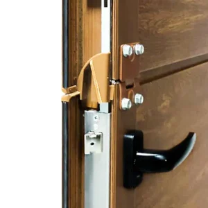 Cerradura multipunto en puerta peatonal integrada con cierre reforzado 1