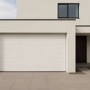 Puerta de garaje seccional blanca instalada en vivienda moderna con panel acanalado y apertura automática