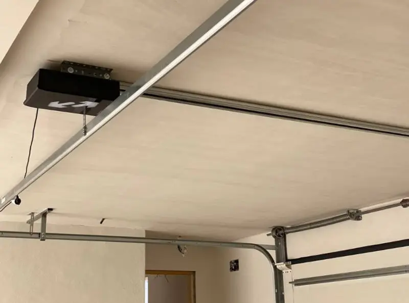 Motor para puerta de garaje seccional instalado en techo con guía