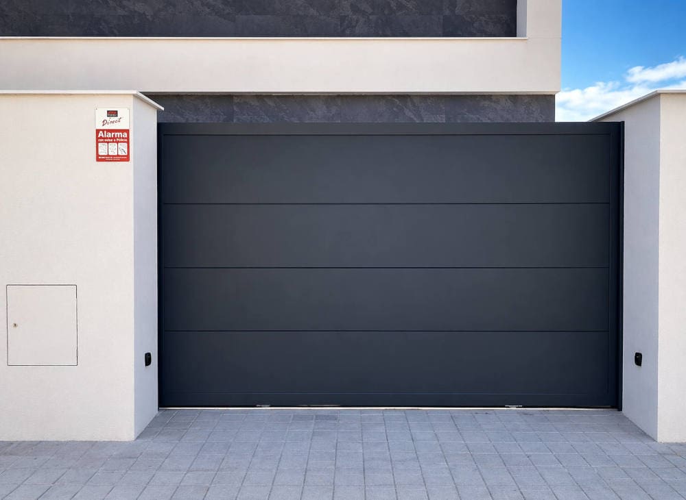 Portal de aluminio soldado gris antracita moderna instalada en Sanxenxo