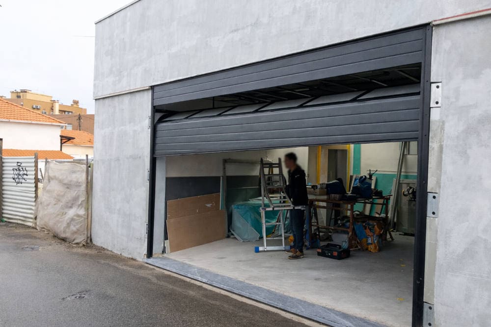 Puerta de garaje seccional gris antracita en instalación en Poio