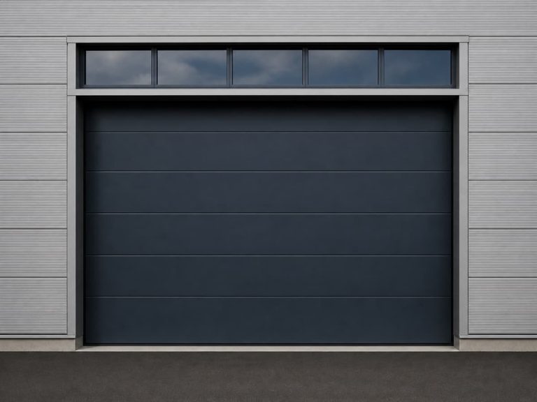 Puerta industrial seccional para nave en Pontevedra Puerta industrial seccional gris instalada en una nave en Pontevedra