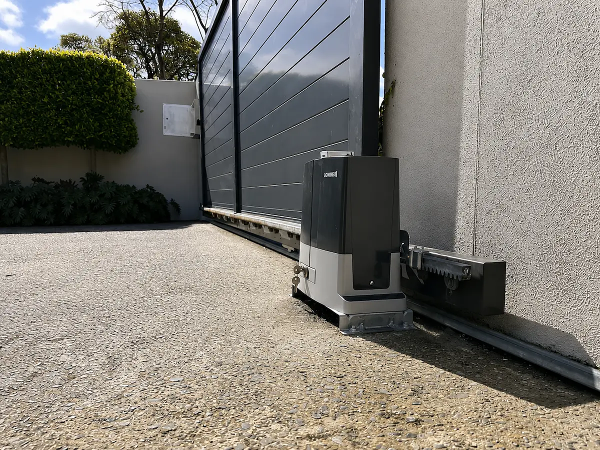 Automatismos y motores Motor para portal corredero instalado en acceso residencial moderno