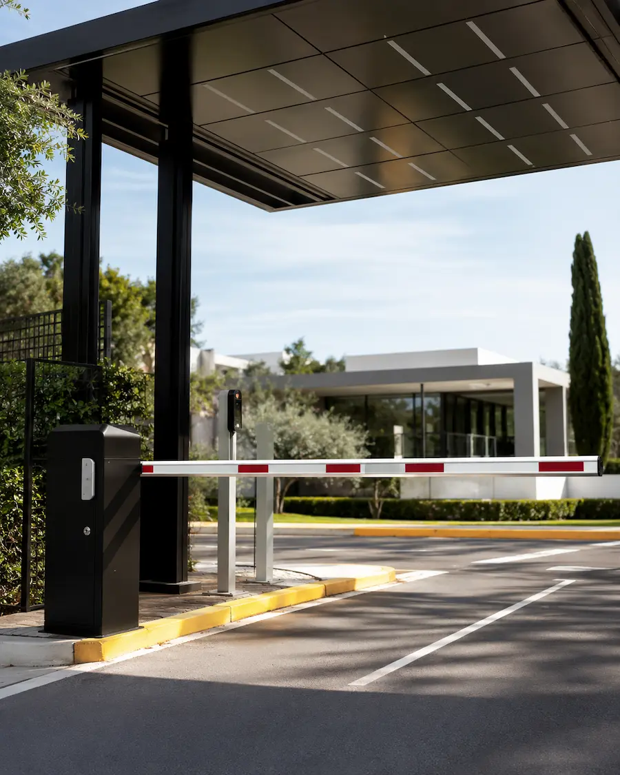 Soluciones de control de accesos por tipo de instalación Barrera automática en acceso controlado para comunidades, parkings y negocios