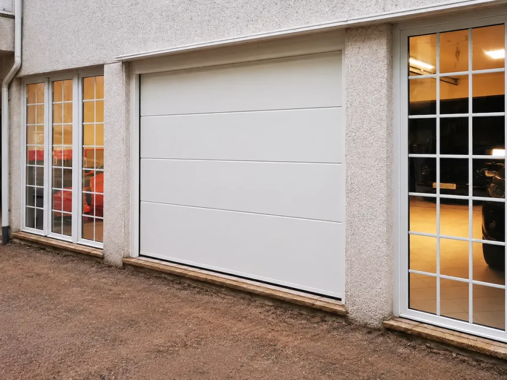 Puerta de garaje seccional blanca con panel liso