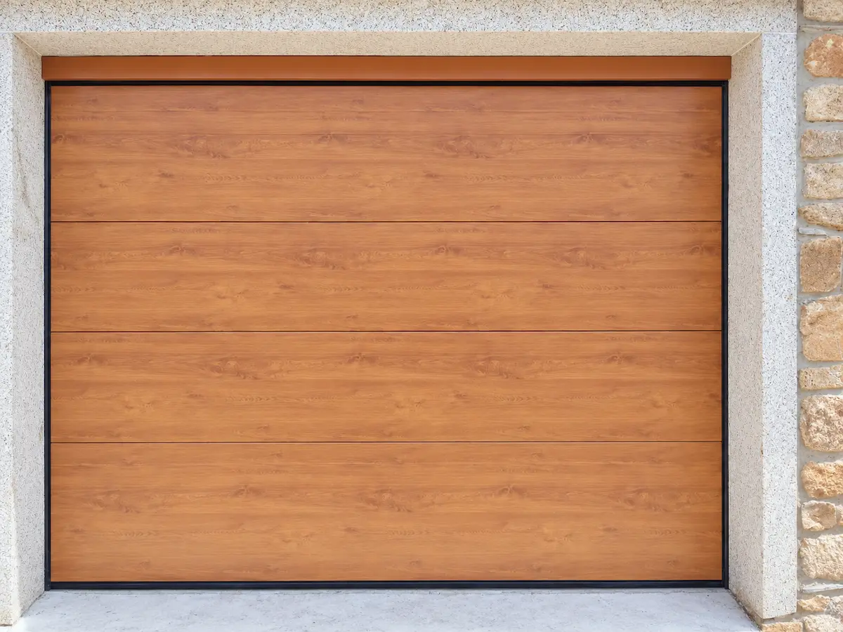 Puerta de garaje seccional con panel liso efecto madera clara
