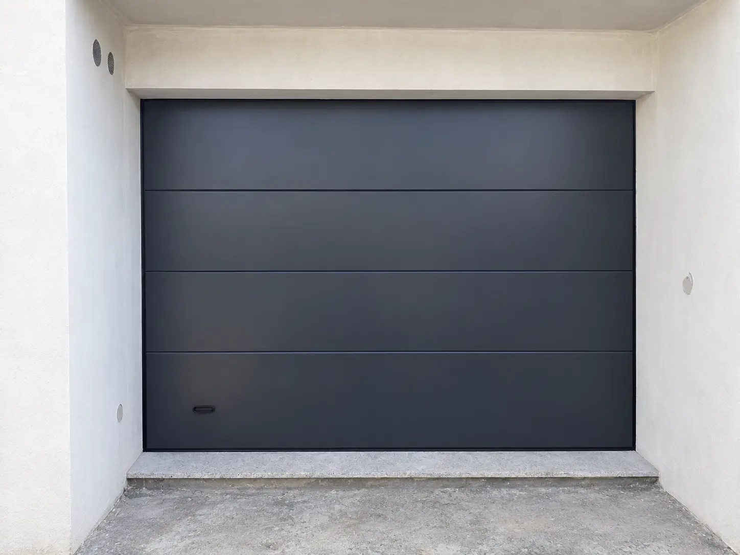 Puerta de garaje seccional gris antracita con panel liso