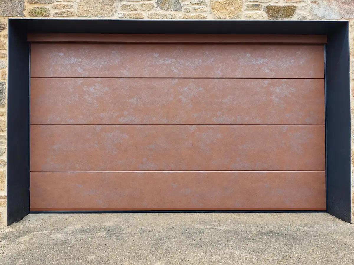 Puerta de garaje seccional con panel liso efecto corten