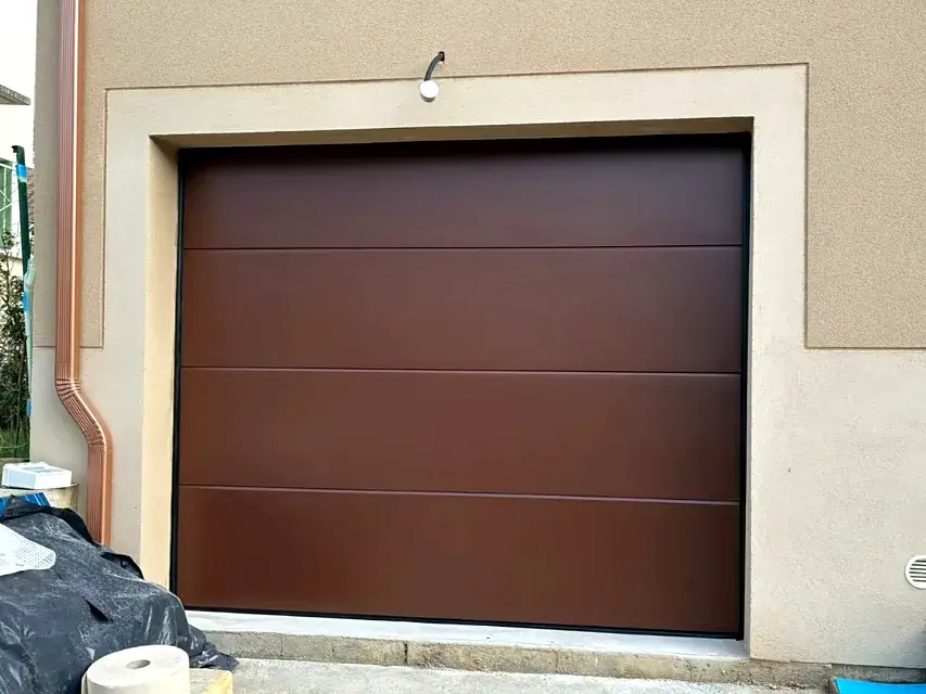 Zonas de instalación 7 Puerta de garaje seccional lisa en color marrón